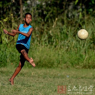 踢足球如何增强腿部力量?怎样踢高球呢?-踢足