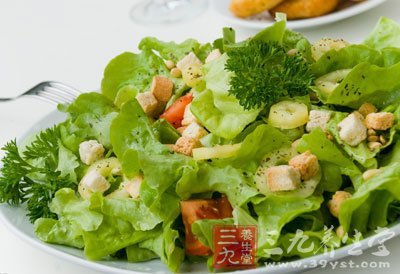 苹果,橙子,番茄,黄瓜和胡萝卜能一起做水果沙拉