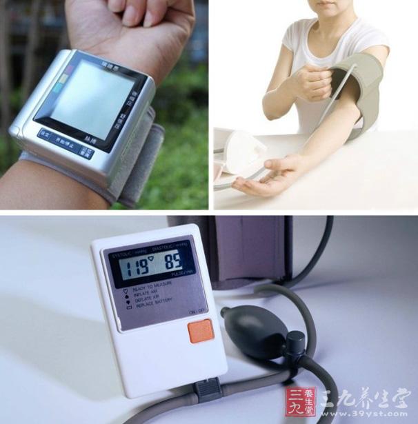 将电子血压计袖带内的气体排空，然后将袖带平整地缚于受测者的上臂