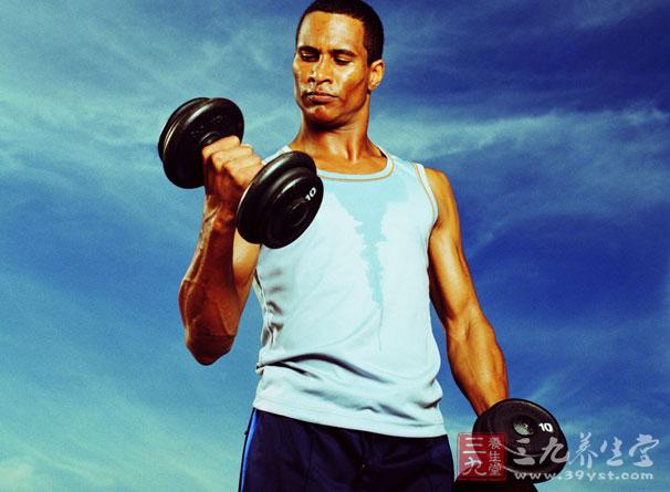 哑铃锻炼方法 巧练哑铃打造宽厚肩膀