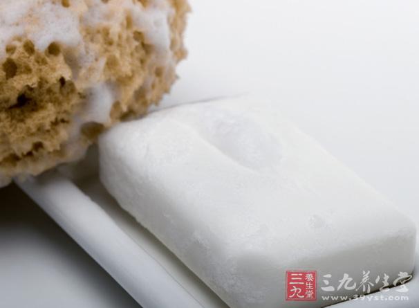 需将手插入肛内协助排便,也有人用手纸卷或肥皂条塞入肛门协助排便