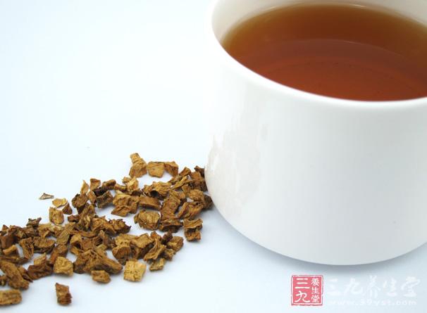 将牛蒡泡成茶，食物纤维即溶于水中，我们很方便就能获得