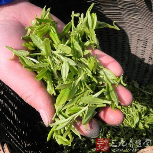 茶中的茶多酚和鞣酸作用于细菌，能凝固细菌的蛋白质，将细菌杀死