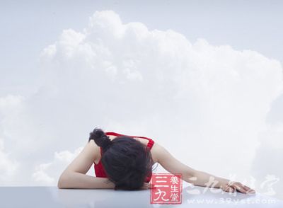 中午吃完饭后，趴在桌子上睡个午觉是很多人的习惯