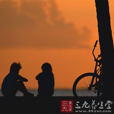 沧桑男人背影图片大全-男士黑白背影头像_复古背景_大