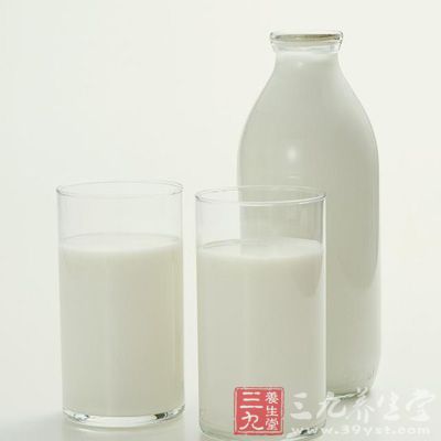 人工喂养儿在6个月以后，若喂不加铁的牛奶，总量不可超过750ml，否则就挤掉了含铁饮食的入量。