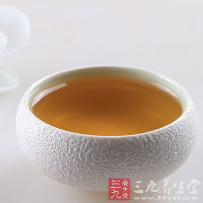 红茶经冲泡后，通常经3分钟后，即可先闻其香，再观察红茶的汤色