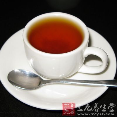 红茶经冲泡后，通常经3分钟后，即可先闻其香，再观察红茶的汤色