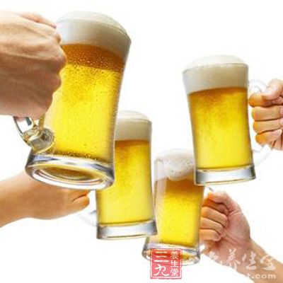 酒精会阻碍人体吸收有益骨骼的矿物质