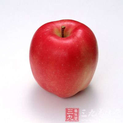 應(yīng)吃些生理堿性食物，如蘋果