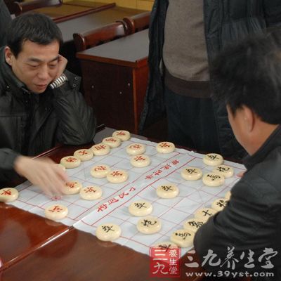 看棋聽起來很簡單，其實這里邊大有學(xué)問，既要通觀全局，又要洞察局部