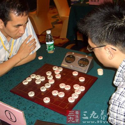 中國象棋中凡走子送吃者，謂之“獻著”