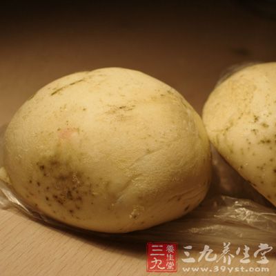 不要食用过期或可能受真菌毒素污染的食物。