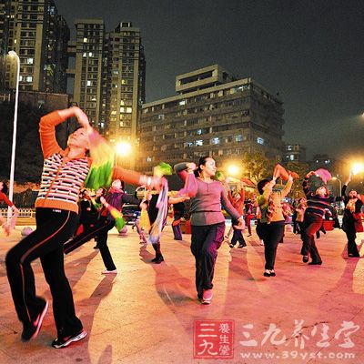 专家提醒老年人跳舞要适度 小心膝关节病变(3