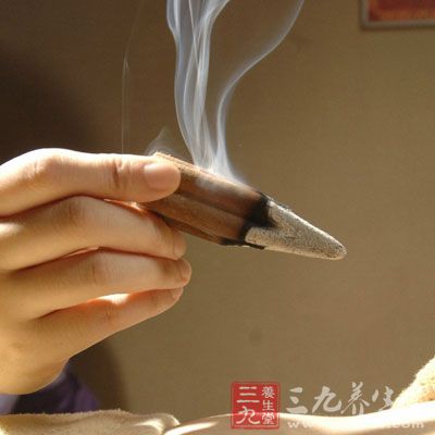 艾灸是利用菊科植物艾叶做原料