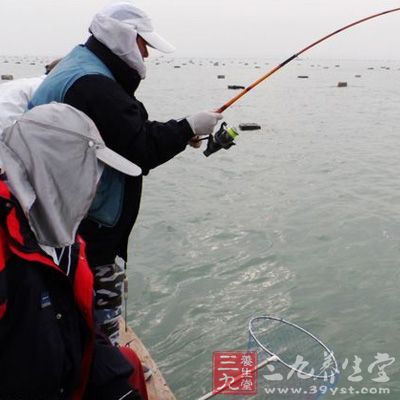 取一小块软布用清水打湿后，先将漂体、漂脚擦拭干净