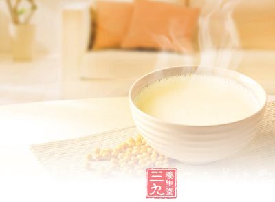 常喝豆?jié){的女性患乳腺癌風(fēng)險(xiǎn)大大降低。