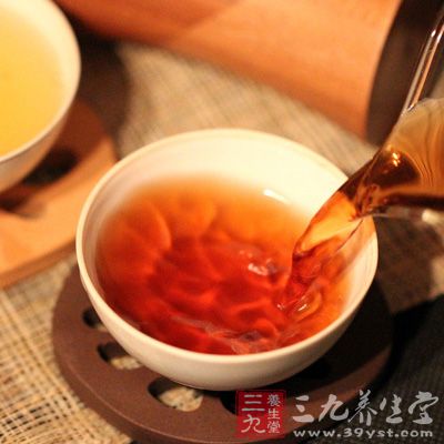 用开水冲泡普洱茶，然后普洱茶和所有材料混搭在一起