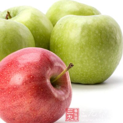 苹果、哈密瓜都有丰富的胶质，对於丰胸有很大的助益，而最为大家所熟知的当属木瓜了，其中又以青木瓜最为有效。