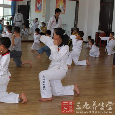 因为跆拳道的技术非常多,什么横踢、侧踢、后踢、旋风腿等等 因为跆拳道的技术非常多,什么横踢、侧踢、后踢、旋风腿等等