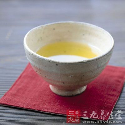 黄茶性寒，功效也跟绿茶大致