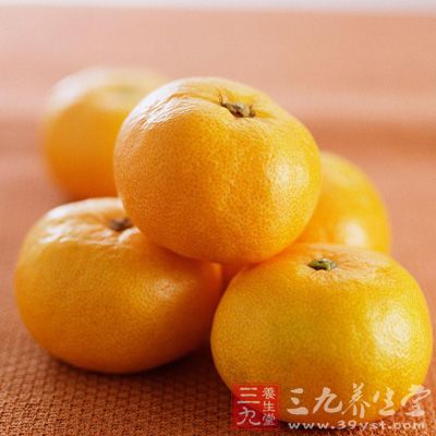 橘子含有大量的维生素A、维生素B1和维生素C.它还属于碱性食物，可以消除大量酸性食物对神经系统造成的危害