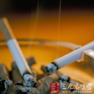 除玻璃油污。厨房中的玻璃或纱窗、容器被油烟熏污需清洗时，可用洗衣粉水