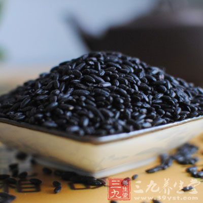 黑米又名“长寿米”，它含有18种氨基酸及硒、铁、锌等微量元素，还含有丰富的碳水化合物、蛋白质、脂肪、多种维生素，营养十分丰富，我们可以用它做糕点或煮粥食用