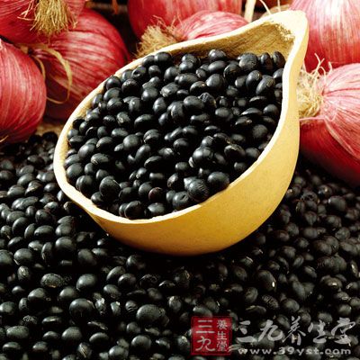 黑豆的热量是谷类之冠，被称为“植物肉王”，它是异黄酮的最佳来源，可以缓解冬季心脑血管的问题