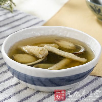 用中药金钱草和海金沙泡水服
