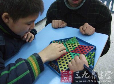 跳棋开局时双方的区被棋子填满