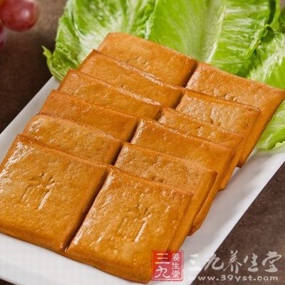 日常生活中的食物如大蒜、豆干、 绿茶等，都是抗癌良药