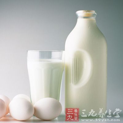 脱脂奶像酸奶等脱去脂肪的牛奶是获得钙的好源泉。这是头发生长起到重要作用的矿物质