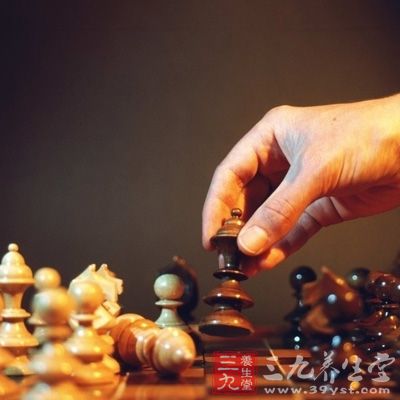 国际象棋由黑白两棋组成，执白先行，国际象棋的对局目的是把对方的王将死