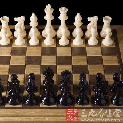 对于国际象棋初学者，摆棋时记住：右下角是白格，白后占白格，黑后占黑格