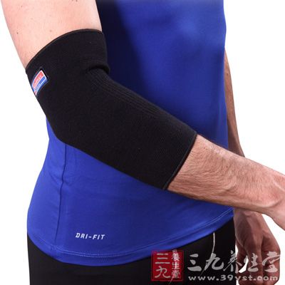用支撑力较强的护腕和护肘把腕、肘部保护起来。限制腕、肘部的翻转和伸直。