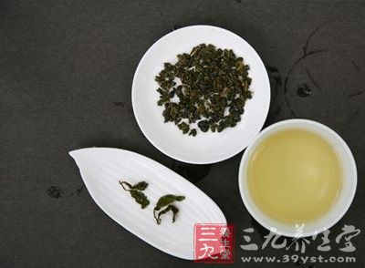 其实乌龙茶，亦称青茶、半发酵茶，是中国几大茶类中