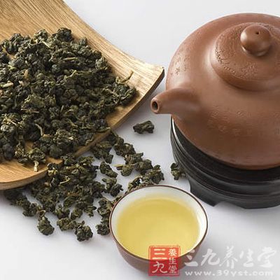 铁观音是乌龙茶的极品，其品质特征是：茶条卷曲，肥壮圆结，沉重匀整