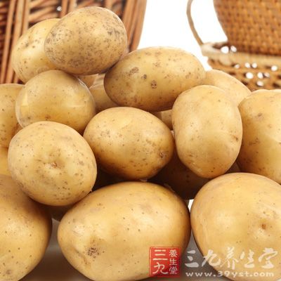 未成熟的绿色马铃薯或因贮存不当而出现黑斑的马铃薯块茎中
