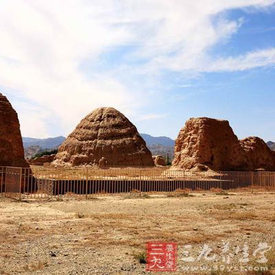 上肢或下肢发生骨折，不能盲目地转动骨折部位的肢体骨骼