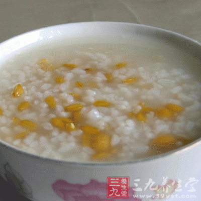 冬季飲食忌粘硬生冷。營養(yǎng)專家提倡，晨起服熱粥，晚餐宜節(jié)食，以養(yǎng)胃氣。特別是羊肉粥、糯米紅棗百合粥、八寶粥、小米牛奶冰糖粥等為適宜。