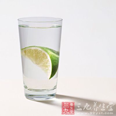 除口干造成的口臭饮清水可令口腔经常保持湿润，在水中加上一片柠檬，能刺激唾液分泌，减少因鼻塞、口干或口腔内残余食物引致的厌氧细菌造成的口臭。