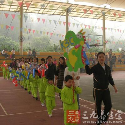 運(yùn)動(dòng)可以幫助身體把多余的膽固醇排出體外，避免其沉積在血管內(nèi)壁