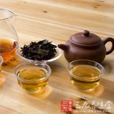 玫瑰普洱茶材料是玫瑰花15克，普洱茶3克，蜂蜜适量