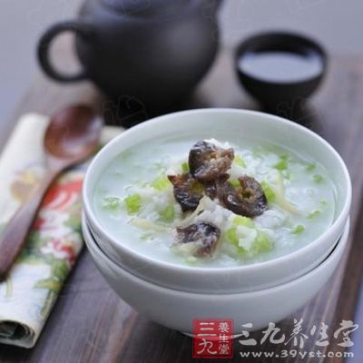 冬季喝熱粥也是養(yǎng)生的好選擇，小麥粥可以養(yǎng)心除煩，芝麻粥可以益精養(yǎng)陰，蘿卜粥可以消食化痰，茯苓粥可以健脾養(yǎng)胃