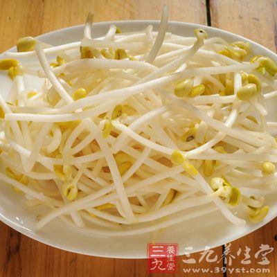 黄豆芽、绿豆芽是黄豆、绿豆经水泡后发出的幼芽。是无胆固醇、低脂肪、高蛋白的蔬菜