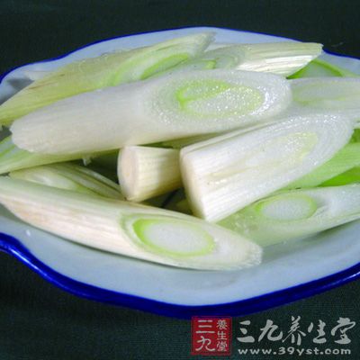 葱白5根，麦芽15克，熟牛奶100毫升。葱白洗净切开