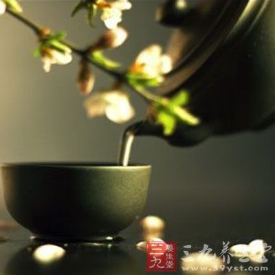 喝茶可预防蛀牙，饮茶或用茶漱口、刷牙，不但能除口臭，还可防治龋齿。