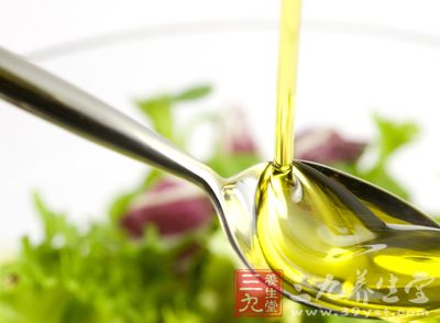 橄榄油预防作用，橄榄油能及时彻底清除老化角质，对黑头、痘痘的生成能起到极佳的预防作用。