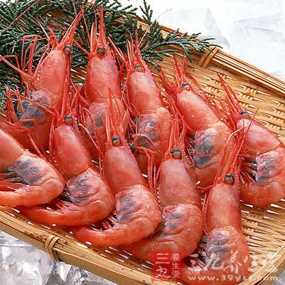 若是因为吃鱼、虾、蟹而出现荨麻疹,可以食用大量新鲜的紫苏叶,可者饮用紫苏叶的煎煮汁。 若是因为吃鱼、虾、蟹而出现荨麻疹,可以食用大量新鲜的紫苏叶,可者饮用紫苏叶的煎煮汁。